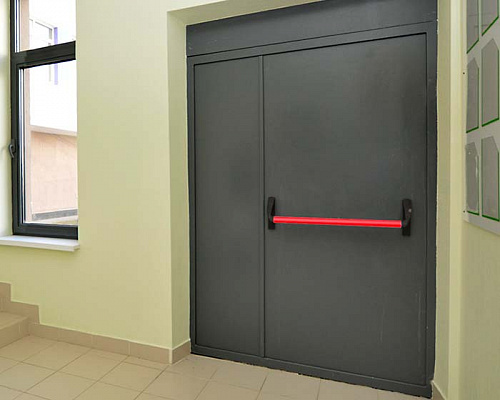 Дверь противопожарная полуторная с антипаникой серого цвета 1350x2050